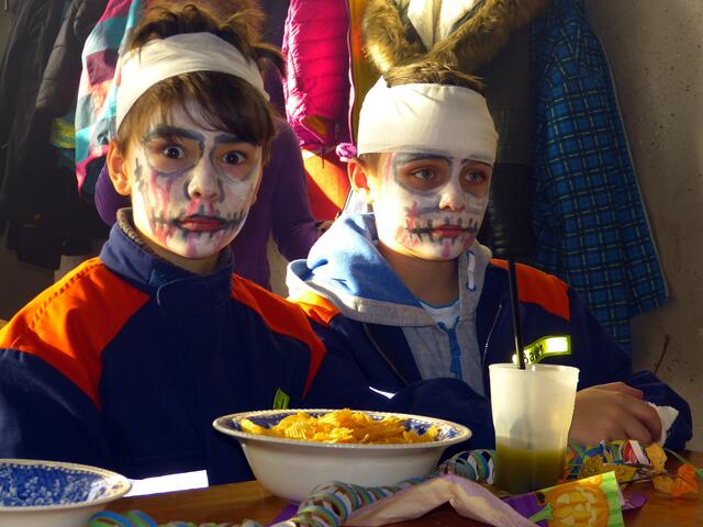 Teilnehmer aus Ihme-Roloven an der Halloween-Party der SJF Ronnenberg