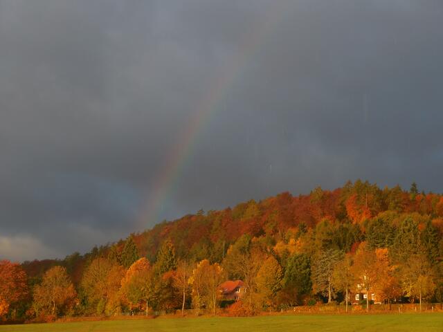 Ein Regenbogen über Lengefeld (Korbacher Ortsteil), während es auf der anderen Seite des Autos geregnet hat.