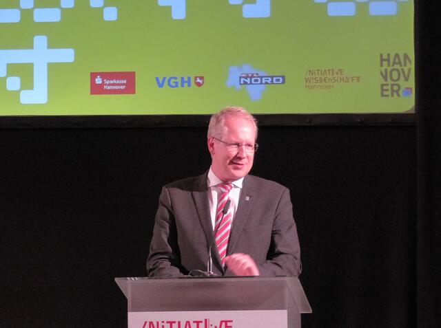 Oberbürgermeister Stefan Schohstok eröffnet die dreiwöchige Veranstaltung.