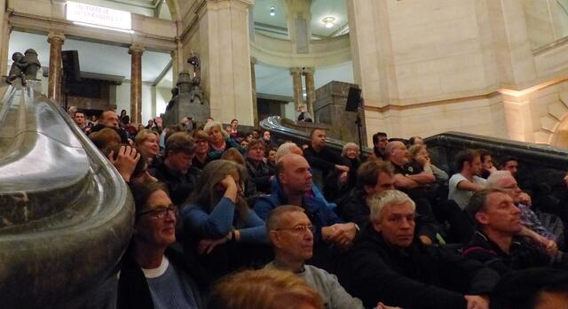 Das Publikum lauscht interessiert seinen aufklärenden und spannenden Ausführungen, nicht nur über das globale Klima.