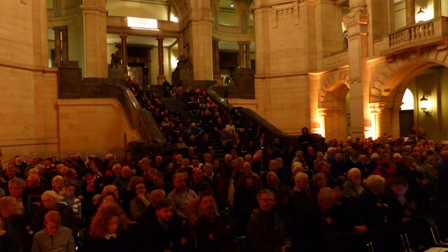 Der Saal ist gut gefüllt.