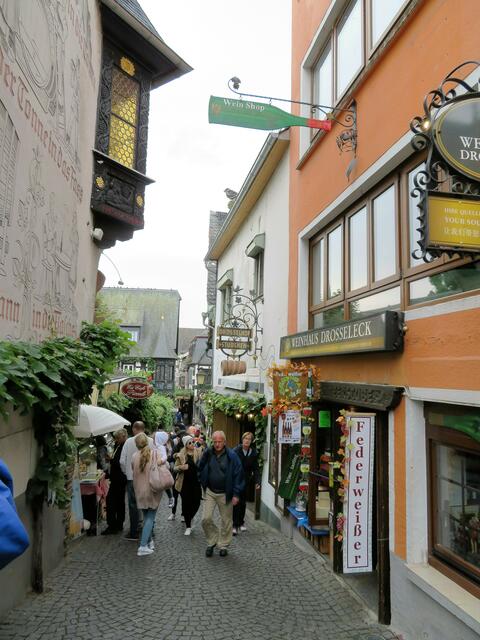 Menschen in der Drosselgasse.