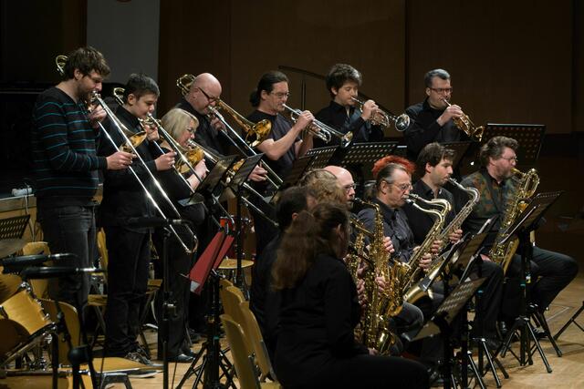 Die Big Band unter der Leitung von Christian Schmerder gehört mit zu den musikalischen „Aushängeschildern“ der Sing- und Musikschule Gersthofen. Foto: Valentin Rogg