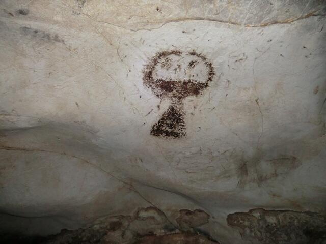 Strichmännchen oder  einzelne Maske wie bei den Maskenvorsätzen der Vinca-kultur im nahen Serbien