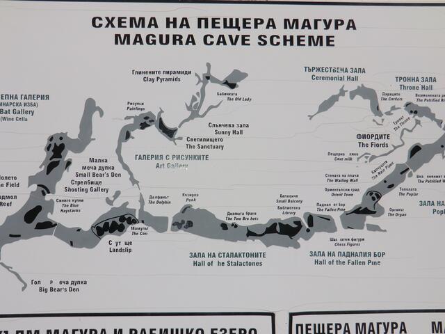 In der Mitte nach oben der nur durch engen Zugang begehbare Gang mit den Zeichnungen der bronzezeitlichen Maskenbräuche