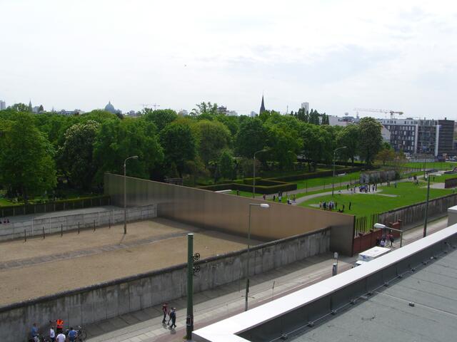 Blick vom Mauermuseum auf die Bernauer Straße