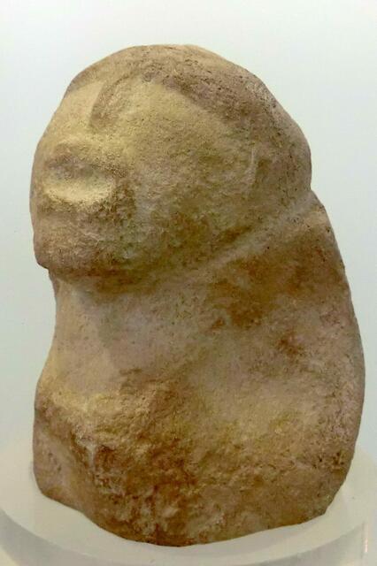 Fischäugige Göttin, eine von vielen bearbeiteten Kieseln am Strand der Donau im steinzeitlichen Heiligtum Lepenski Vir, wo sie sich tosend und in Gischt gehüllt einen Weg durch das Karpatentor ("Eisernes Tor" - serbisch "Derdapsk")geschaffen hat