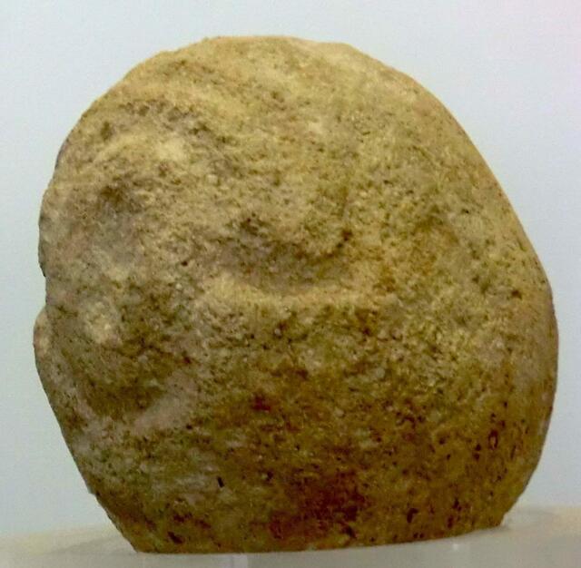 Fischäugige Göttin, eine von vielen bearbeiteten Kieseln am Strand der Donau im steinzeitlichen Heiligtum Lepenski Vir, wo sie sich tosend und in Gischt gehüllt einen Weg durch das Karpatentor ("Eisernes Tor" - serbisch "Derdapsk")geschaffen hat