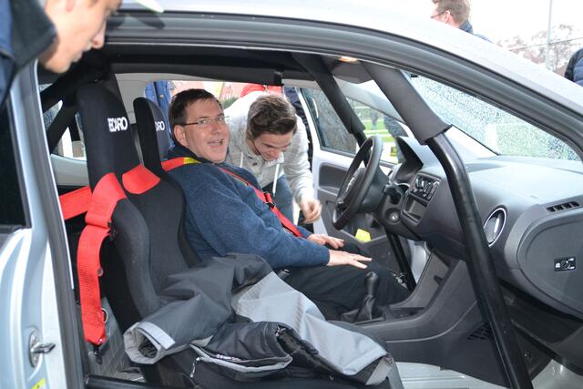 Ein Rennauto mit 5-Punkt-Gurt