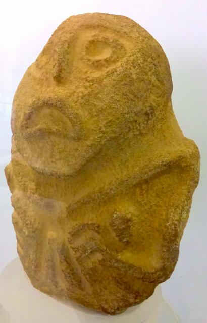 Fischäugige Göttin, eine von vielen bearbeiteten Kieseln am Strand der Donau im steinzeitlichen Heiligtum Lepenski Vir, wo sie sich tosend und in Gischt gehüllt einen Weg durch das Karpatentor ("Eisernes Tor" - serbisch "Derdapsk")geschaffen hat