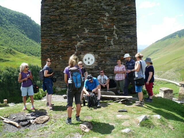 Die Lauf- und Wandergruppe macht eine Pause am Wehrturm des Sommerpalastes der ehemaligen Königin Tamar.