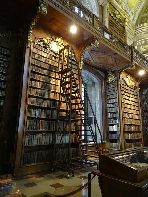 Österreichische Nationalbibliothek Wien. Eines "meiner" Bücherregale (SCHERZ!! :-))) )                   Aber Scherz beiseite:
Seit ein paar Monaten befinden sich tatsächlich zwei digitale Sach-Bücher über Niederösterreich von mir (jederzeit für jedermann zugänglich) in dem riesigen Bestand dieser Österreichischen Nationalbibliothek, was mich natürlich überaus freut!