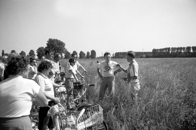 Helmut Flohr (assistiert von Günter Porsiel) berichtet an der Retburg, wie er das verschollene  Schloss wieder entdeckt hat.