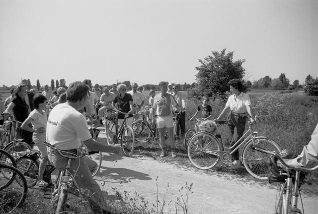 Helmut Flohr berichtet an der Retburg, wie er das verschollene  Schloss wieder entdeckt hat.