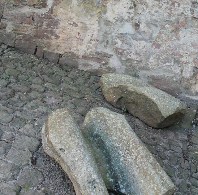 Mittelalterliche Spurrillen-Steine aus der alten Handelsstraße Frankfurt - Leipzig.