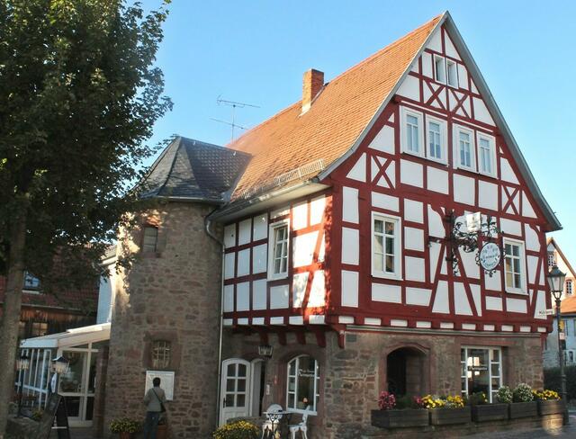 Ehemaliges Huttisches Spital - heute Restaurant Rosengarten.