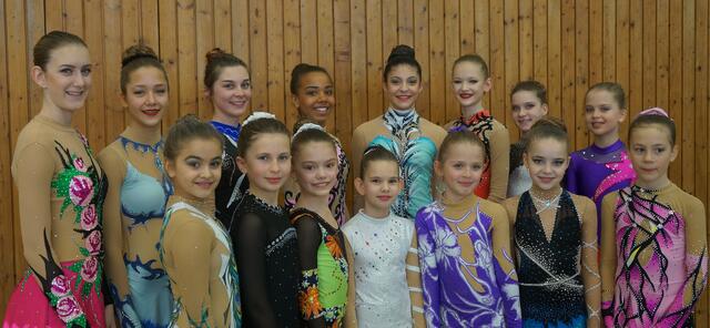 Ein schönes Bild: die K-Mädchen der Rhythmischen Gymnastik zusammen mit den Leistungsmädchen der Rhythmischen Sportgymnastik bei den Gaumeisterschaften