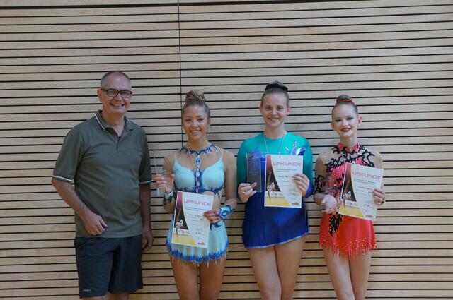 Bürgermeister Michael Wörle gratuliert den Stadtsiegern Svea Füldner und Sarah Marksteiner sowie Stadtmeisterin Sophie Schaar (von links)