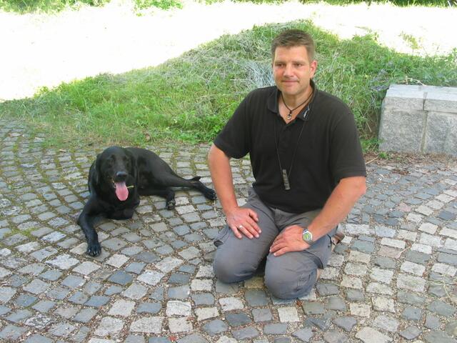 Das Thema Hund ist Lehrstoff im 5. Jahrgang. Zur Verdeutlichung besuchte uns Konstantin Schorr von der Hundeschule Schorr aus Ellgau mit seinem Hund "Baxter".
