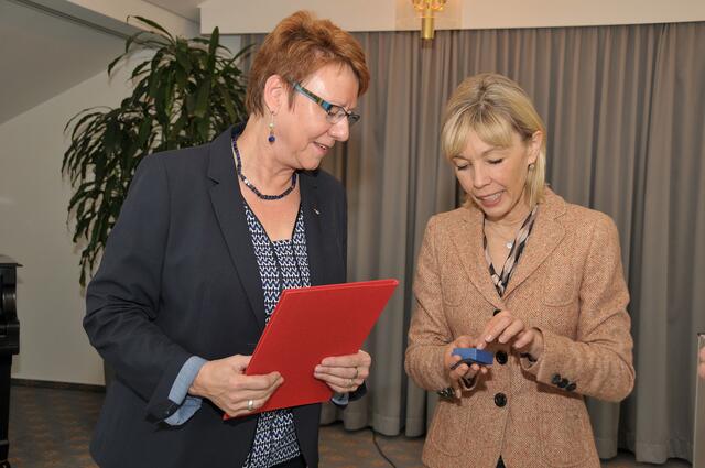 Elisabeth Lindenberg (l.) ist 40 Jahre in der SPD.