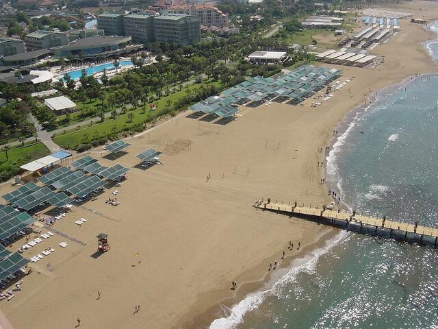Strand, Gebäude und Pool vom Hotel VON Resort Golden Coast.