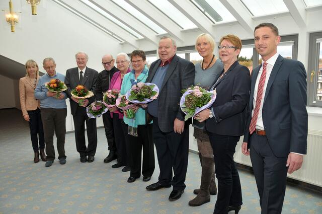 Die Jubilare der SPD mit Laudatoren. Von Links: Doris Schröder Köpf, Heinz-Otto Block, Werner Kartein, Georg Keckl, Ursula Pöhler, Bärbel Bruns, Peter Beyer, Dina Michels, Elisabeth Lindenberg und Angelo Alter.