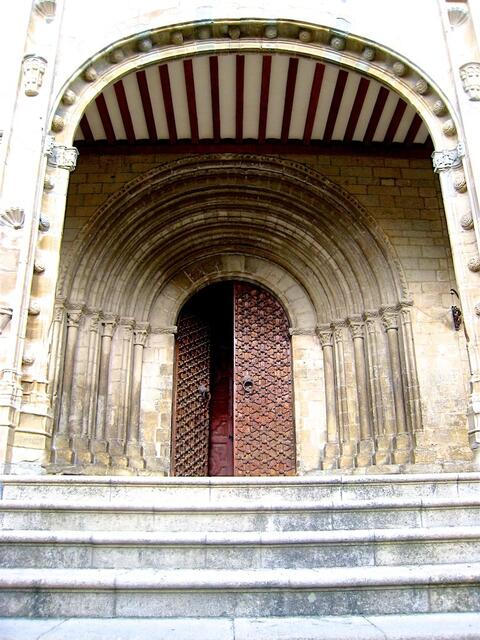 Das Portal der Kathedrale im maurischen Mudejarstil