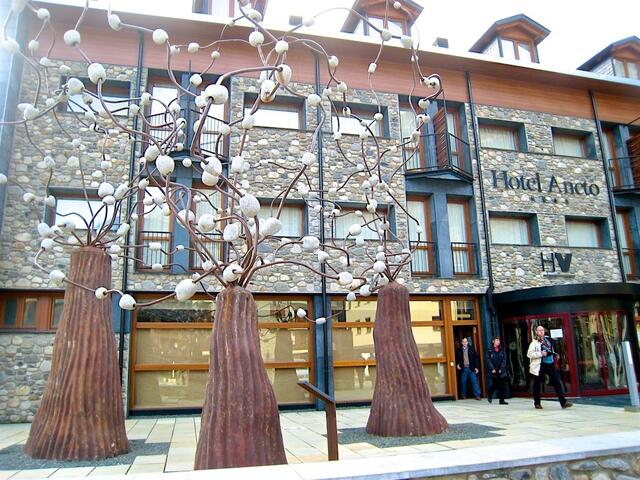 Das einzige Vier-Sterne-Hotel in Benasque, trotz moderner Bauweise mit Feldsteinen erbaut
