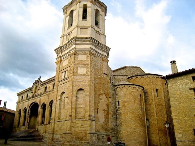 Im kleinsten Dorf Spaniens, in Roda da Isábena, eine ungewöhnlich große Kathedrale