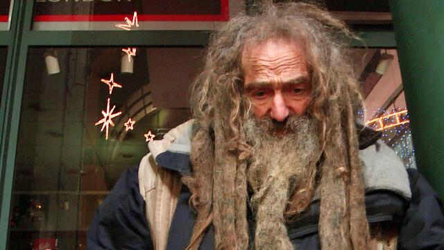 Zunächst wandte ich mich an die TAS - die Hamburger Diakonie - die Zugang zu sämtlichen bereits vorhandenen Container-Standorten pflegt. Leider nur eine einzige Rückmeldung aus dieser Ecke. Ergebnis: "Kein Platz" für Klaus