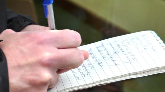 Eine der Kirchengemeinden schreibt: "Bei der Nik***kirche (Name aus datenschutzrechtlichen Gründen geschwärzt) ist von vorne herein kein Platz für einen solchen Wohn-Container und bei der Kirche St. Ma**** wäre zwar Platz aber unsere Anfragen bei der Stadt haben in der Vergangenheit diesbezüglich immer negative Antworten zur Folge gehabt" - (und weil das Gemeindehaus auf öffentlichem Boden steht) - "Von daher können wir Ihnen leider keine Möglichkeit bieten, einen Wohncontainer aufzustellen" - Zitat Ende.