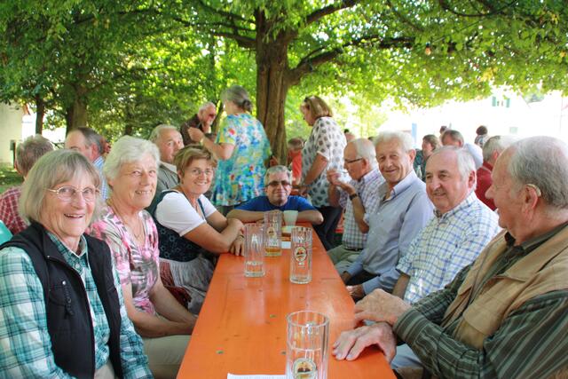 fröhliche Runde beim Gartenfest des Musikvereins | Foto: Anja Ehinger