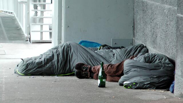 Auf Hamburgs Straßen erfrieren Menschen und nicht zuletzt auch an der Kälte dieser Gesellschaft, die Menschen aus EU-Gebieten nicht aufnehmen - sie haben den falschen Pass. Der Tote am Rödingsmarkt kam aus Rumänen. 
https://www.hinzundkunzt.de/obdachloser-tot-am-roedingsmarkt-gefunden/