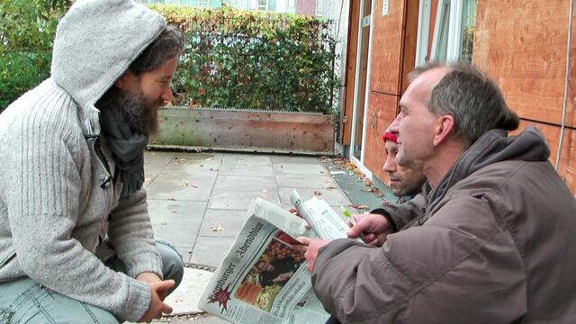 Bis der Container für Klaus steht, wird es noch eine Weile dauern. In der Zwischenzeit werde ich Klaus übergangsweise im Hostel unterbringen - das Zimmer ist schon gesbucht. Ich hatte noch ein Angebot für eine Monatspauschale im Einzelzimmer - doch ein Teil des Geldes ist dann natürlich schon weg - was ja eigentlich für den Mietkauf des Containers gedacht war. Ich hoffe deshalb sehr, dass wir zeitnah und noch diesen Monat einen geeigneten Stellplatz für unseren Container finden können.