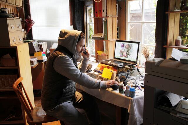 Wer einen Stellplatz anbieten möchte - kann dies gerne tun. Theoretisch kann JEDER so einen Container auch im eigenen Garten mit aufstellen. Solange das nicht im Vorgarten geschieht und die Nachbarn nichts dagegen haben - ist alles im grünen Bereich - teilte das Bauamt mir auf Nachfrage hin mit.