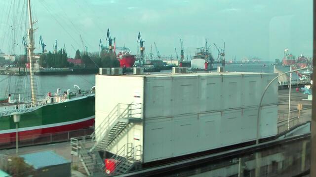 Vorhandene Stellplätze nutzen. An vielen Orten im Hamburger Stadtgebiet stehen schon Wohncontainer für Obdachlose und es ist kaum bis gar nicht vermittelbar, dass dort nicht irgendwo ein paar Quadratmeter frei sind, um einen weiteren Container mit dazu zu stellen.