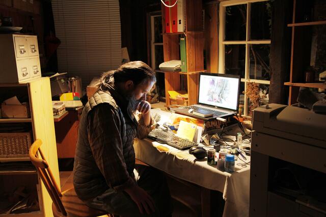 Thema Genehmigung: Für die meisten Flächen in Hamburg braucht man eine Baugenehmigung zur Aufstellung sogenannter "fliegender Bauten"  (§66 HBauO). Hoffnungsschimmer: §72a HBauO - "Zulassung zum vorzeitigen Baubeginn" - das bedeutet, wir dürften unseren Container bereits aufstellen, während der Bauantrag noch läuft. Das wäre die Rettung - auch was das spätere Genehmigungsverfahren anbelangt. Bis dahin - und solange das Verfahren läuft - brauchen wir für Klaus nun dringend eine Übergangslösung.