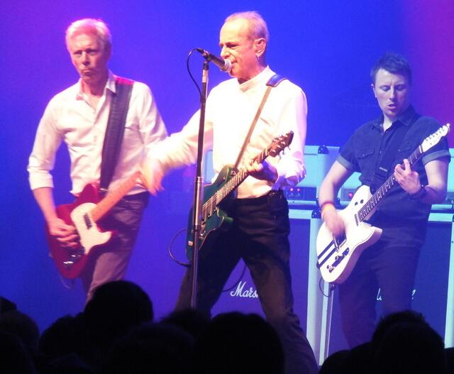 Der Keyboarder Andy Bown (links) mit seinen 70 Jahren auch an der Bass Gitarre