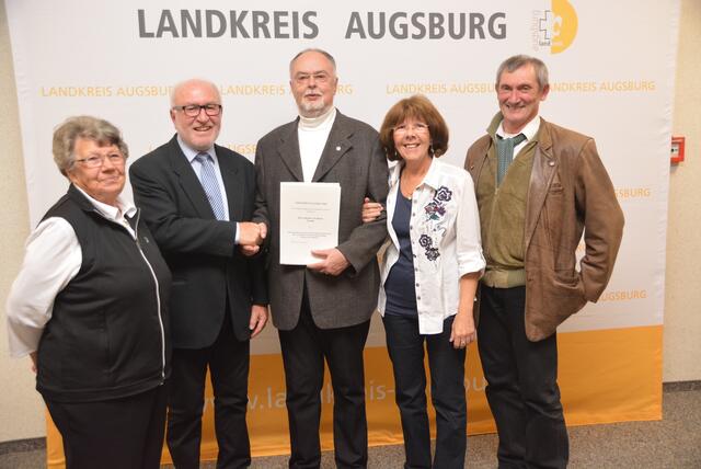 Bild 3, v.l.n.r.:  Johanna Probst vom Gartenbauverein „Mittleres Schmuttertal“ e. V. Westheim, Stellvertreter des Landrats Heinz Liebert, Herbert Weidisch und Ehefrau Annemaria, Stadt- und Kreisrat Hannes Grönninger, Vorstand des Gartenbauvereins „Mittleres Schmuttertal“ e. V. Westheim.