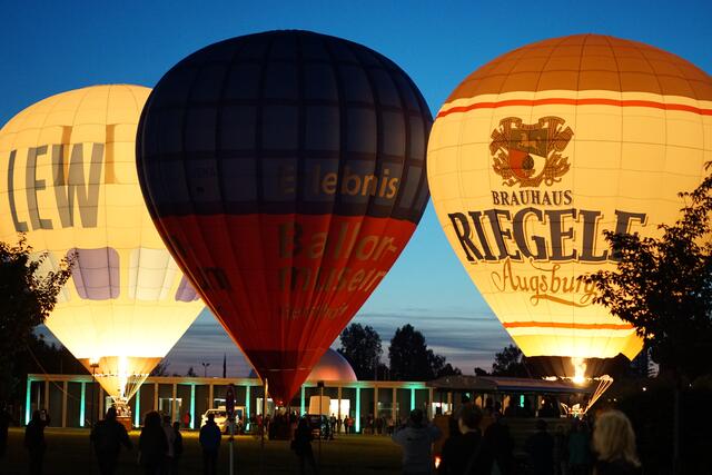 Bei der langen Museumsnacht konnten die Besucher nicht die 4 städtischen Museen, 2 Bodendänkmäler und eine Tonbildschau bewundern sondern auch die verschiedenen Transportmittel, Musik, Verköstigung und das Ballonglühen vor dem Informationspavillon 955