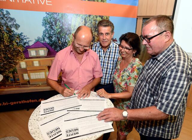 Die Bürgerinitiative „Werte erhalten, Neues gestalten“ setzt sich für den Erhalt der Strasser-Villa ein. Die Entscheidung fällt am 12. Februar 2017. Das Foto zeigt (v.l.) Manfred Lamprecht, Heinz Zettl, Gabriele Hillebrand und Siegfried Deffner