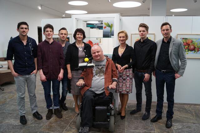 Markus Kolp, hat im Rahmen der Reihe Außergewöhnlich - Gewöhnlich seine gemalten Bilder im Kunst Karree präsentiert. Durch seine Lähmung malt Markus Kolp seine Bilder mit dem Mund. Die Vernissage wurde von der Band Stonewell musikalisch umrahmt.