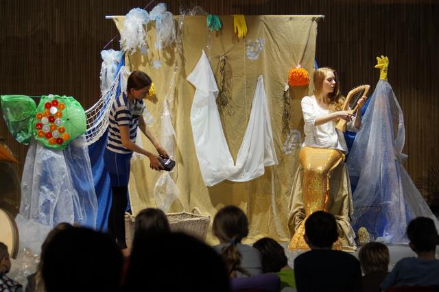 Für Kinder spielte auch der das Kindertheater das Stück vom Glitzerschuppenfisch