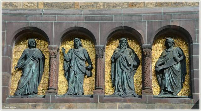 An der Fassade des Westwerks der Betlehemkirche sind vier Propheten an der seitlichen Galerie zum Hauptportal zu finden (Foto: Katja Woidtke)