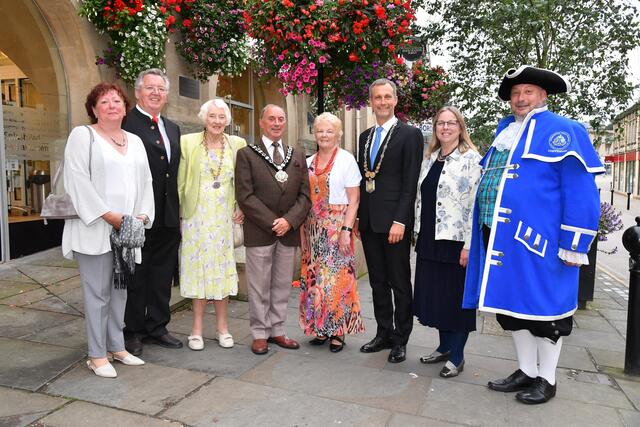 Im August besuchte das Stadtoberhaupt (3.v.r.) die englische Partnerstadt Chippenham