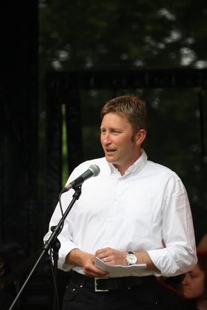 Sommerklänge: Bürgermeister Richard Greiner begrüßt "Blue Notes", die Big Band der Musikschule Neusäß | Foto: © Stadt Neusäß