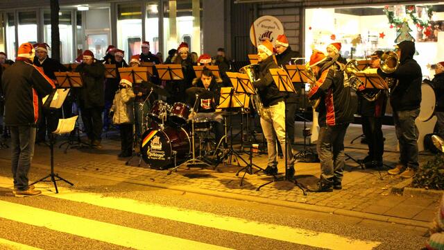 Die Wikinger mit Weihnachtsmusik.