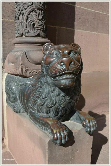 Zwei bronzene Löwen tragen die Säulen am Hauptportal der Betlehemkirche in Hannover Linden (Foto: Katja Woidtke)