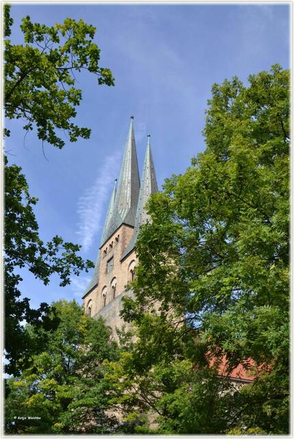 Charakteristisch für die Betlehemkirche in Hannover Linden sind die drei Turmdächer (Foto: Katja Woidtke)