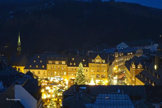 Blick auf den Annaberger Weihnachtsmarkt und die Klosterstraße